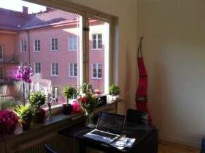 Min lägenhet Det lilla bord jag sitter och skriver detta blogginlägg ifrån